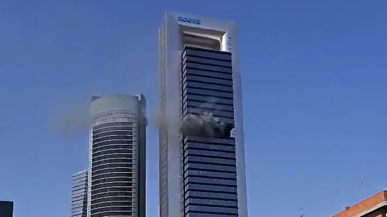 Incendio en la Torre Moeve de Madrid: evacuados los trabajadores del edificio