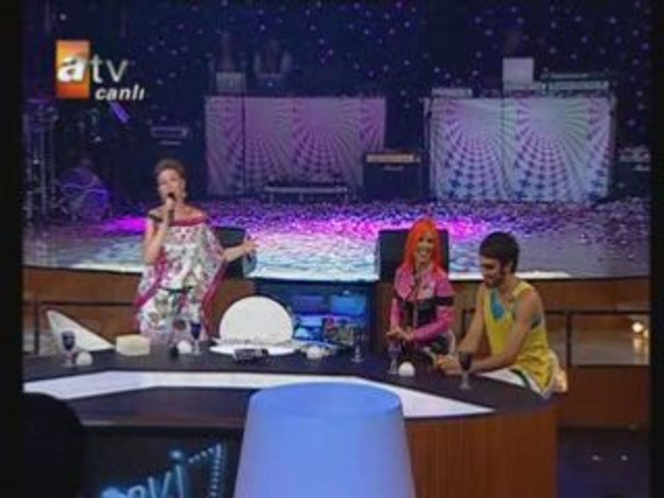 Hande Yener @ Sürpriz - Part 1