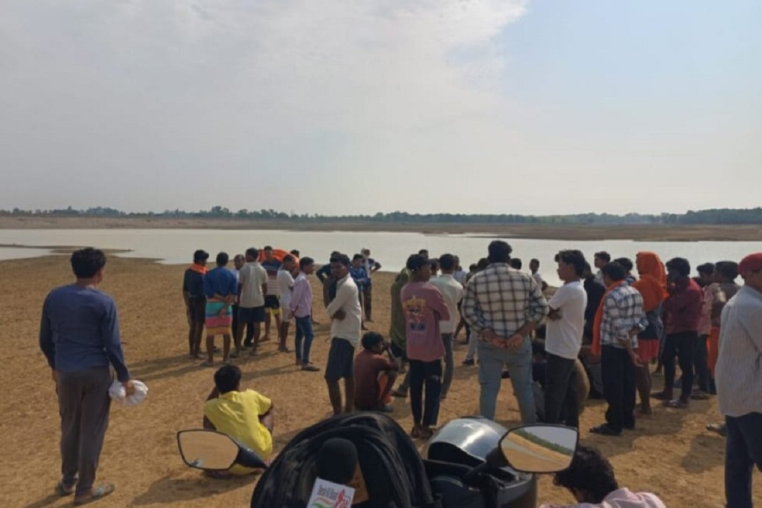 मछली पकड़ते समय नाव पलटी,