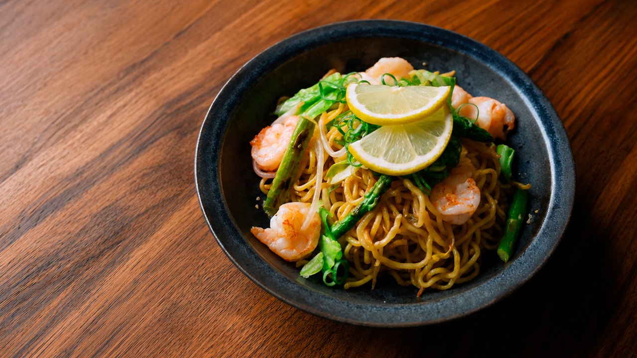 Refreshing Shio Yakisoba With Lemon And Shrimp 🍜