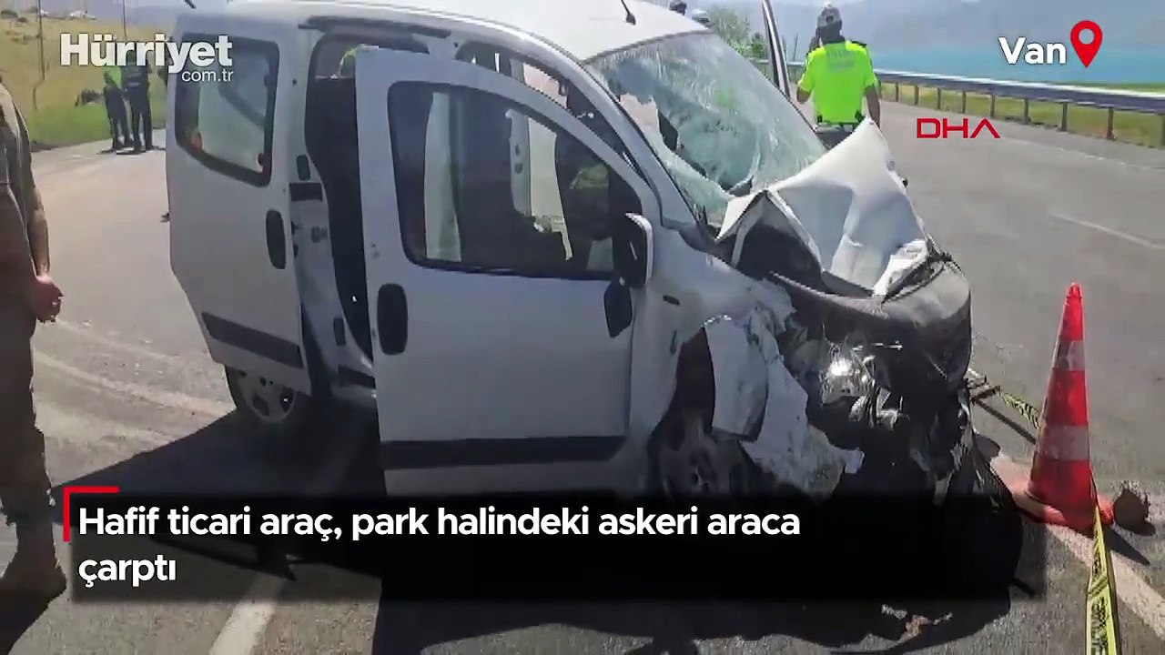 Hafif ticari araç, park halindeki askeri araca çarptı