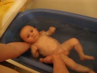 pacôme s'éclate dans le bain