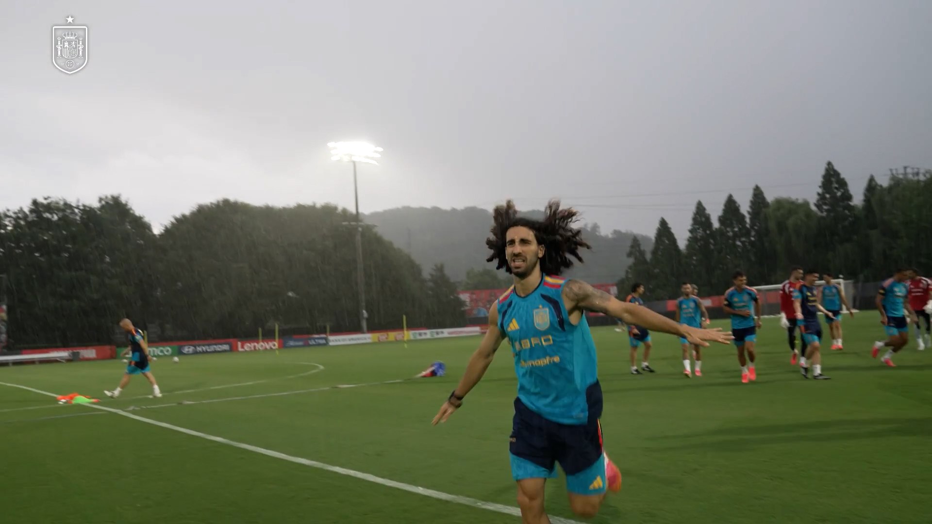 Susto para la selección española: una tormenta con aviso de "vientos destructivos" detiene el entrenamiento