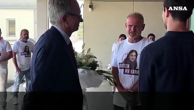 Fiori dagli studenti della Sapienza ai genitori di Ilaria Sula: Vi vogliamo aiutare