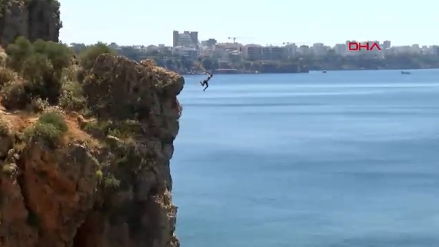 40 metrelik falezden denize atlayıp yüzdüler