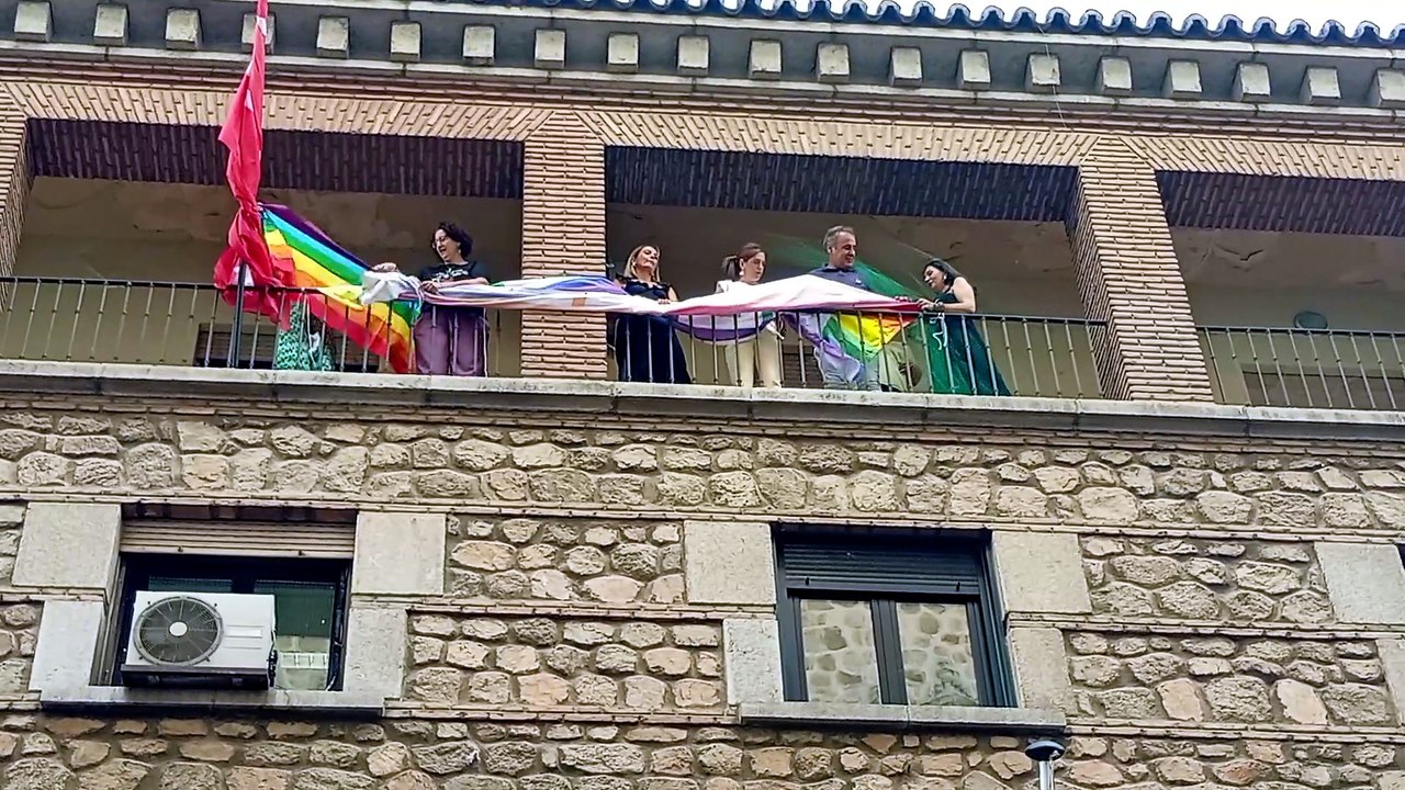 Bandera Lgtbiq+ en CCOO