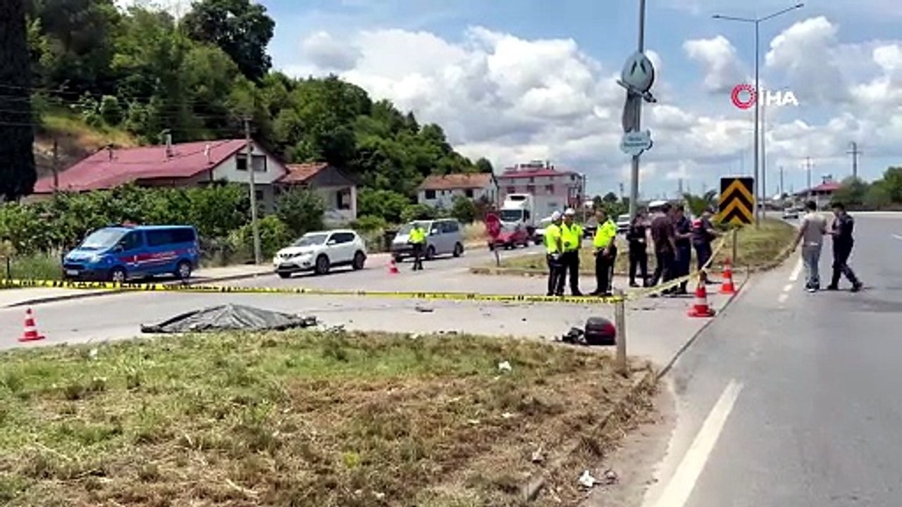 Motosiklet kamyonun tekerleri arasına ok gibi saplandı