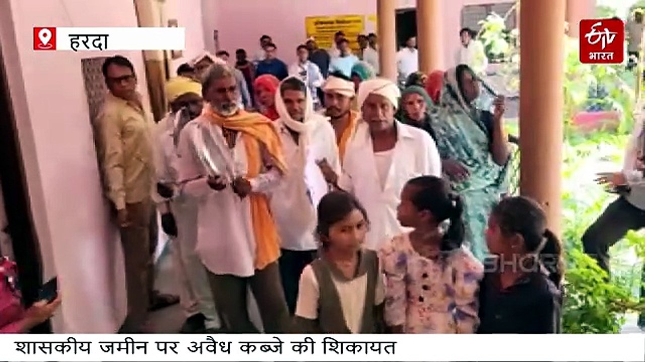 हरदा कलेक्ट्रेट में अचानक बजने लगी थालियां, माजरा समझने दौड़े-दौड़े पहुंचे अफसर
