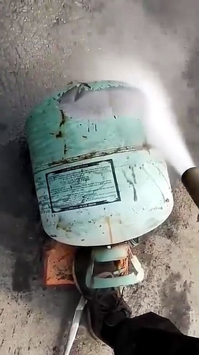 It's not ordinary water, but a 'cleaning lightning' with sand - the water sandblaster.