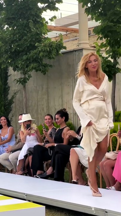 🔵Shikoni Mozën si shfaqet në pasarelë tamam si një supermodele e vërtetë duke i bërë konkurrencë edhe Naomi Campbellit❤