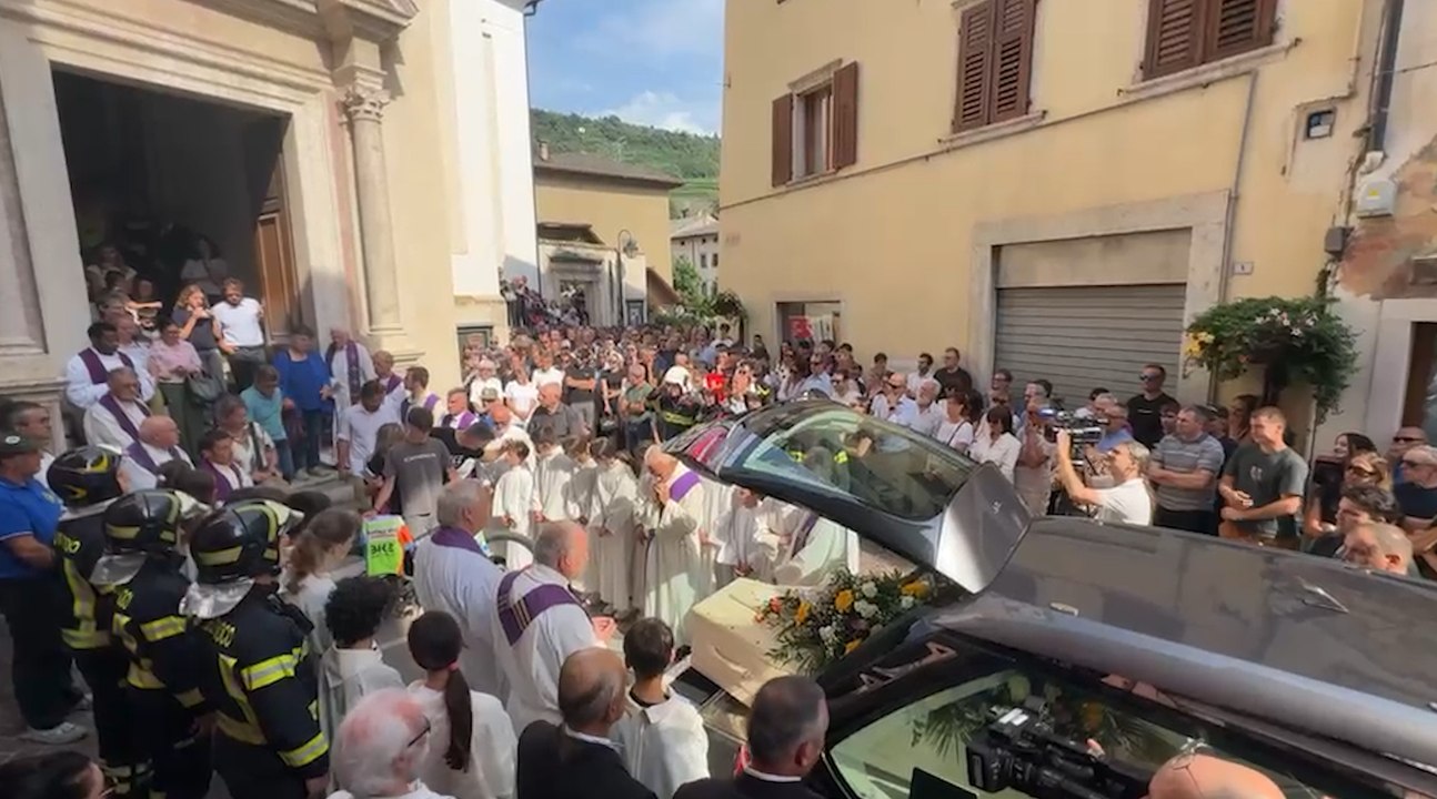 Un grande applauso saluta per l'ultima volta Adele