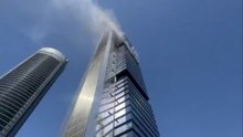 Desalojan la Torre Moeve en el distrito financiero de Madrid tras sufrir un incendio