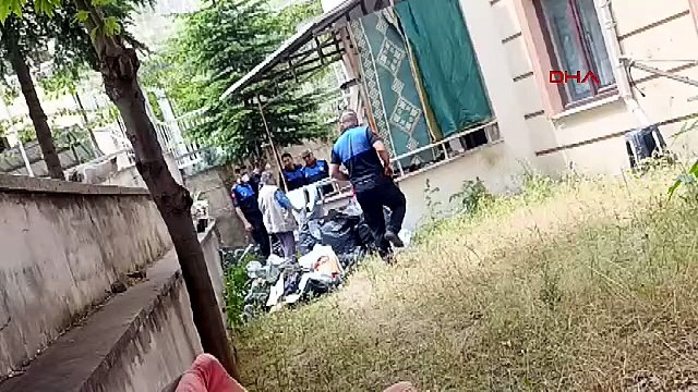 Kötü koku sonrası girilen evden 1 ton atık çıkarıldı