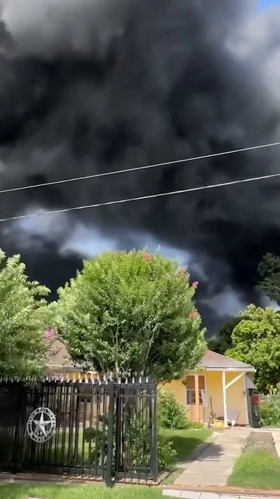 Massive fire in Houston, TX covers city in blac...