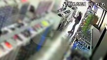 Homem furta tênis All Star em loja na Avenida Brasil