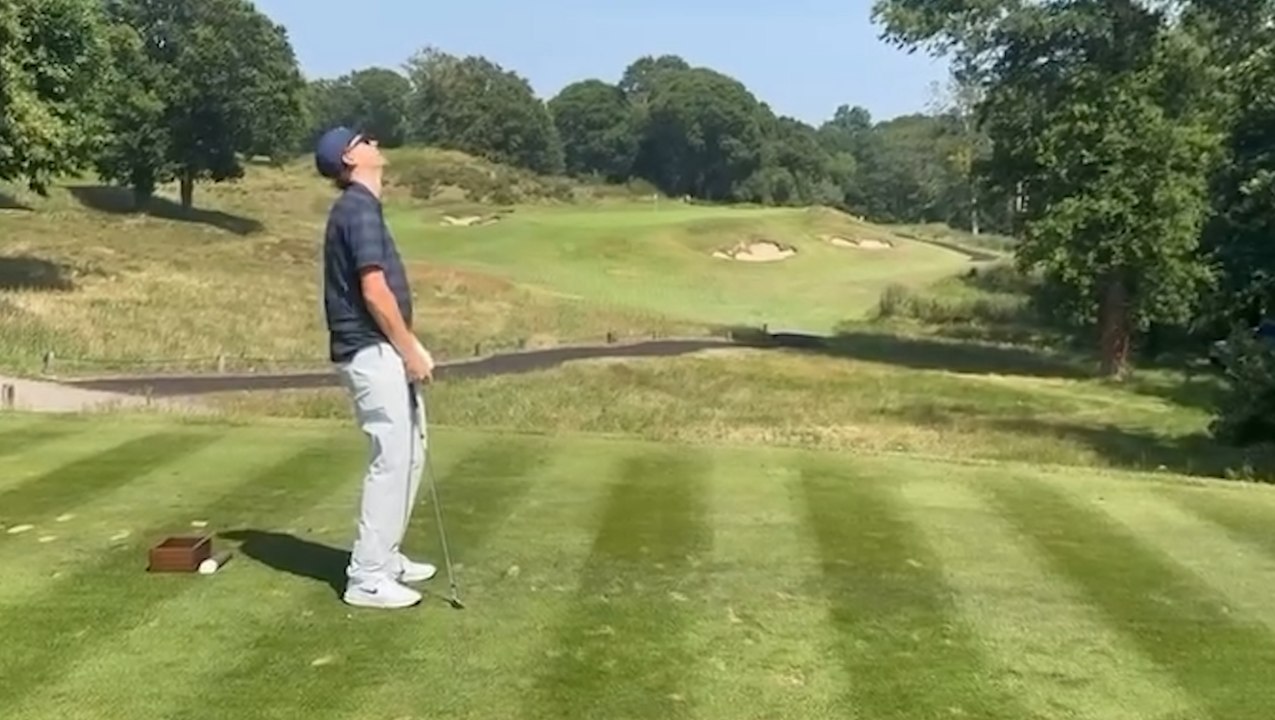 Jannik Sinner si rilassa a golf: colpo sbagliato e risate con Cahill