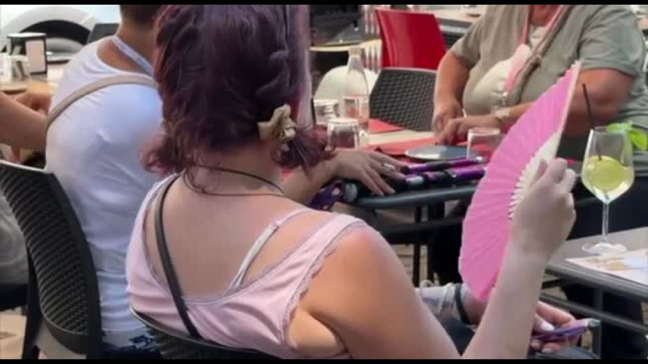 Dal ventaglio al ghiaccio, come i turisti sopravvivono al caldo a Roma