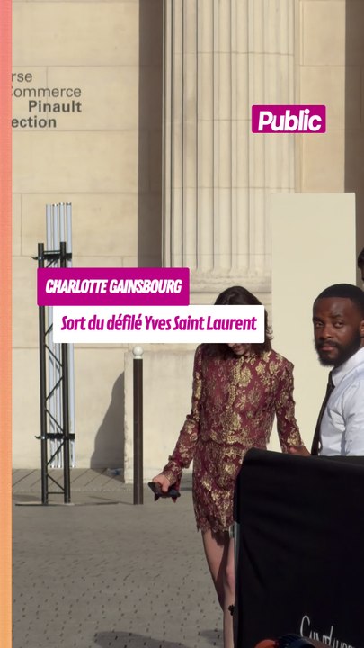 Charlotte Gainsbourg sort du défilé Yves Saint Laurent #charlottegainsbourg #yvessaintlaurent #ysl #people #fashionweek