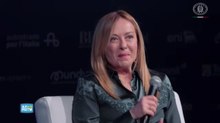 Meloni: «Ho smesso di fumare in un periodo storico difficile»