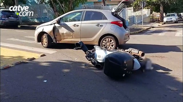 Batida entre carro e moto deixa prejuízo nos veículos envolvidos