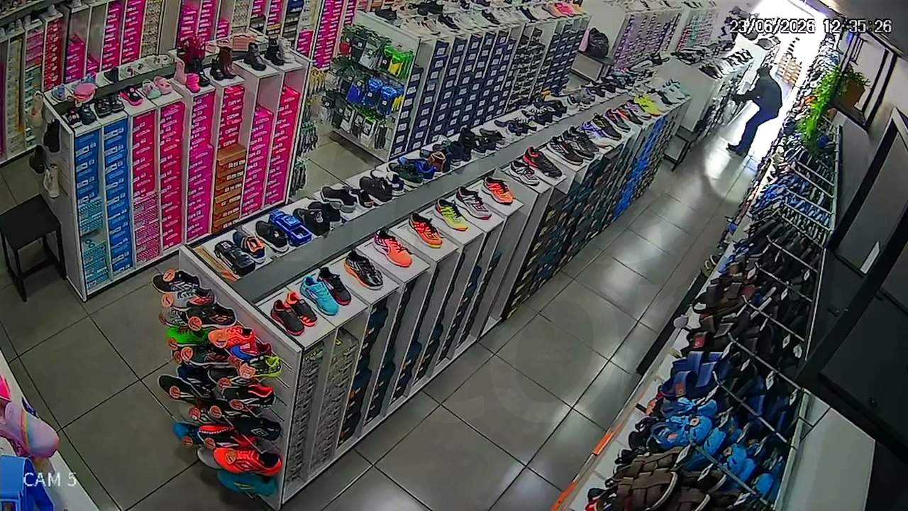 Câmera de segurança flagra homem furtando tênis em loja no Centro de Cascavel