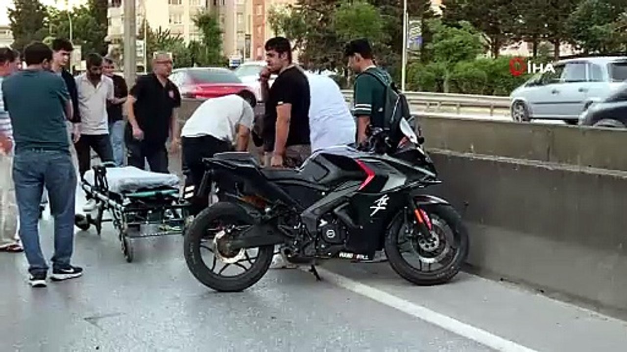 İzmit D-100’de motosiklet sürücüsü ağır yaralandı İlk müdahaleyi meclis üyesi yaptı