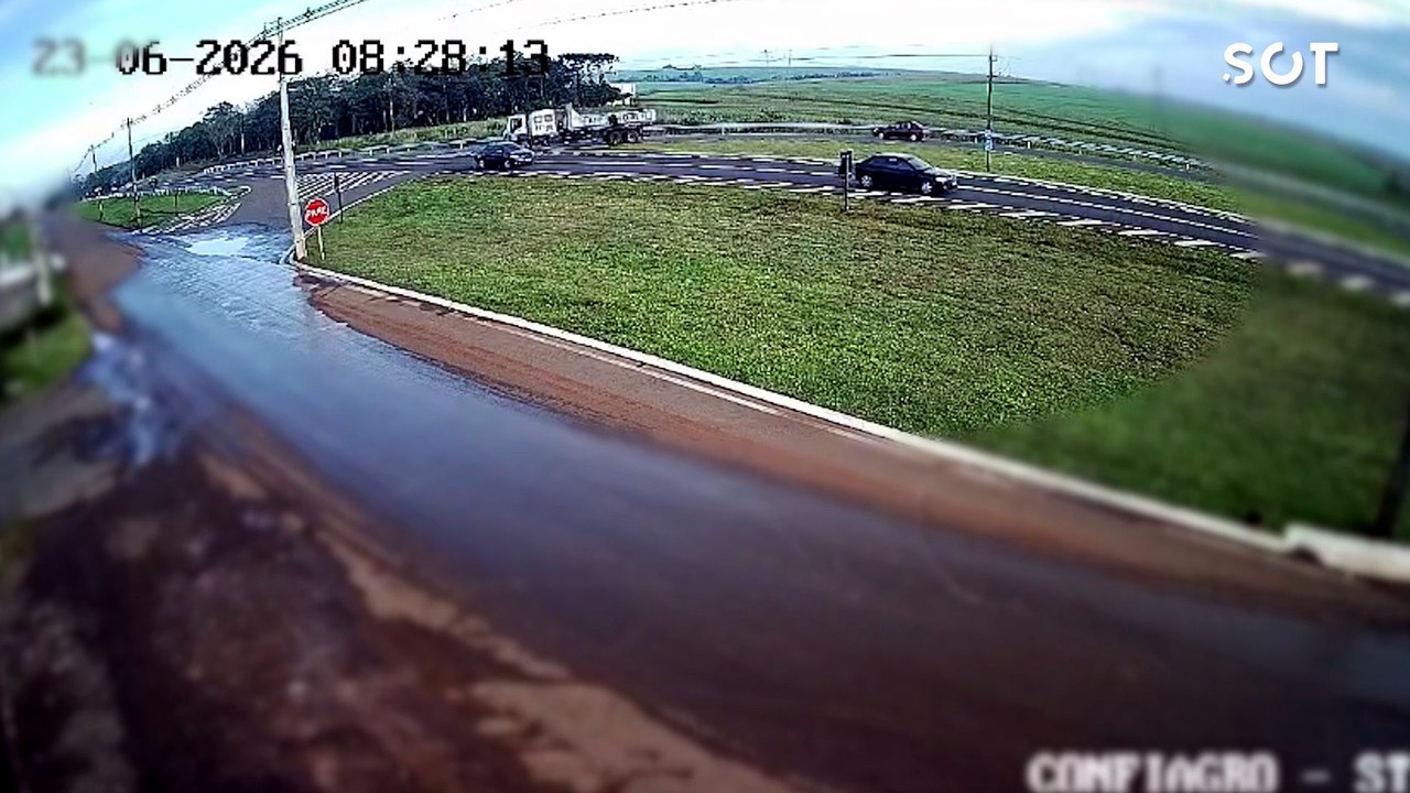 Câmera registra acidente entre carro e caminhão no trevo da Coopavel, em Santa Tereza do Oeste
