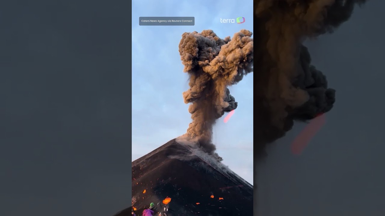 Turistas quase são atingidos por ‘bola de fogo’ ao se aproximarem de vulcão em erupção #shorts