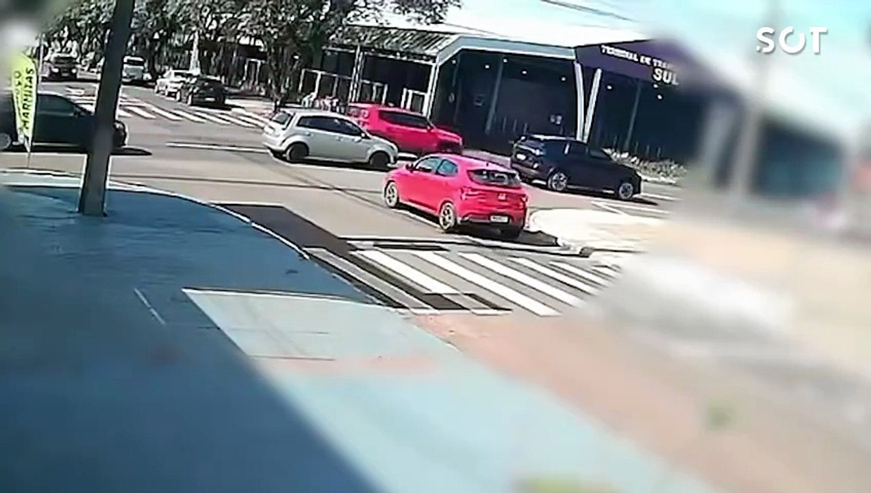 Colisão entre carros deixa três feridos e causa transtornos no trânsito em frente ao Terminal Sul de Cascavel