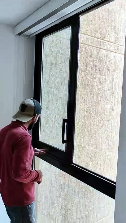Una ventana grande hacia la calle en Bogotá. Ruido y frío entran juntos