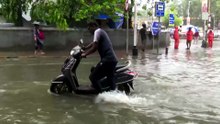 Муссон в Мумбаи затапливает улицы и нарушает движение транспорта