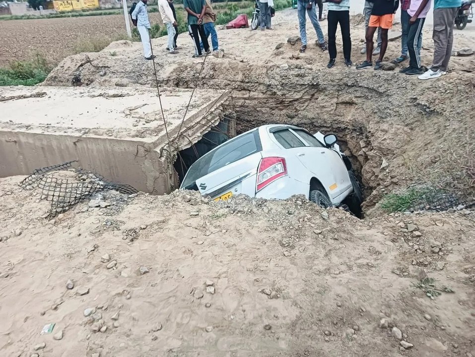 कार गड्ढे में गिरी