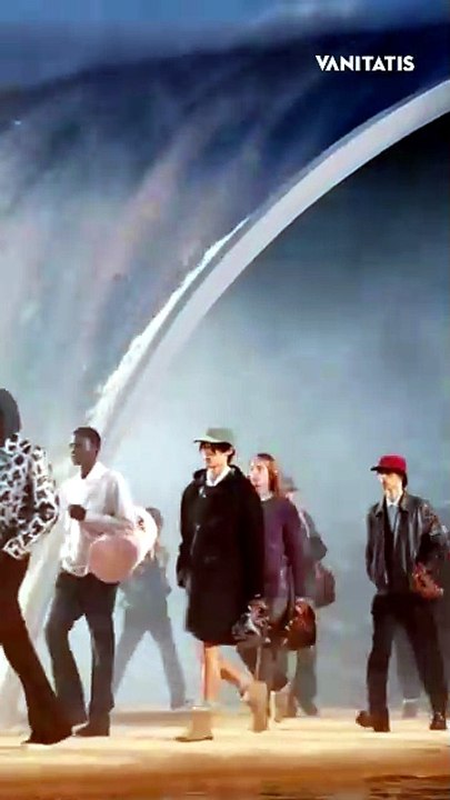 Pharrell enamora en París con una escenografía impresionante que nos traslada a la playa