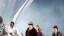 Pharrell enamora en París con una escenografía impresionante que nos traslada a la playa
