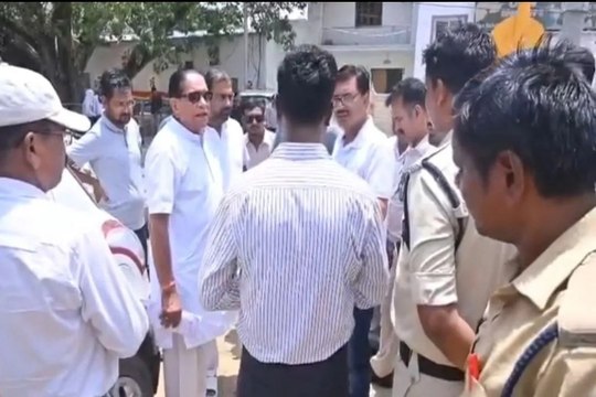 BJP Leader Threat Video: भाजपा नेता ने सूरजपुर तहसीलदार को दी धमकी, कहा- पहचानते नहीं या हमारी ताकत जानते नहीं हो, किसने मां का दूध पिया है…