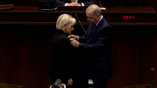 CHP'den istifa eden Nimet Özdemir AK Parti’ye katıldı
