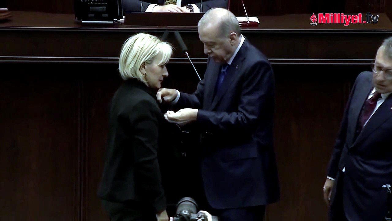 CHP’den istifa eden Nimet Özdemir AK Parti’de! Rozetini Cumhurbaşkanı Erdoğan taktı