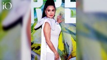Salma Hayek è una dea ricoperta di seta nel cuore della mondanità londinese