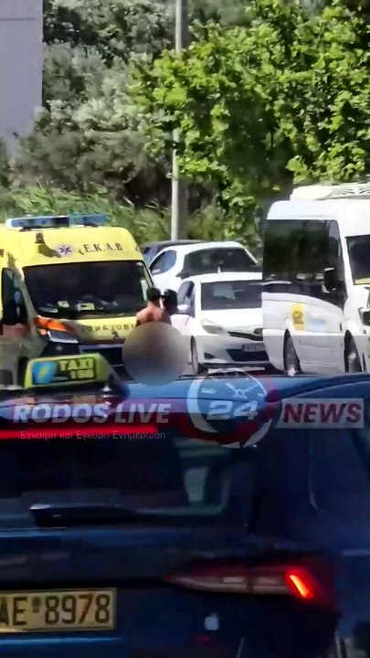 Ρόδος: Τουρίστας βγήκε ολόγυμνος στο δρόμο ανέβηκε σε ασθενοφόρο