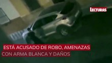 Intenta detener a una conductora para robarle y hace que colisione contra una vivienda