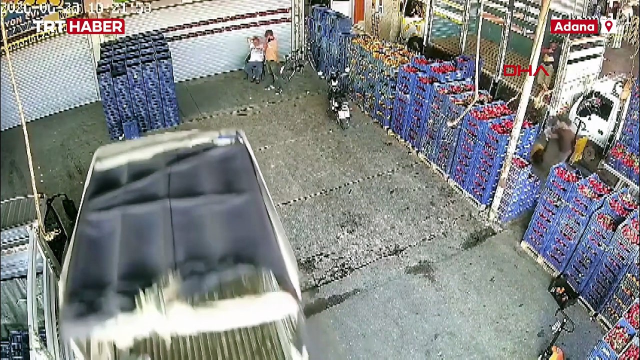İş yerinin önünde otururken kamyonet çarptı