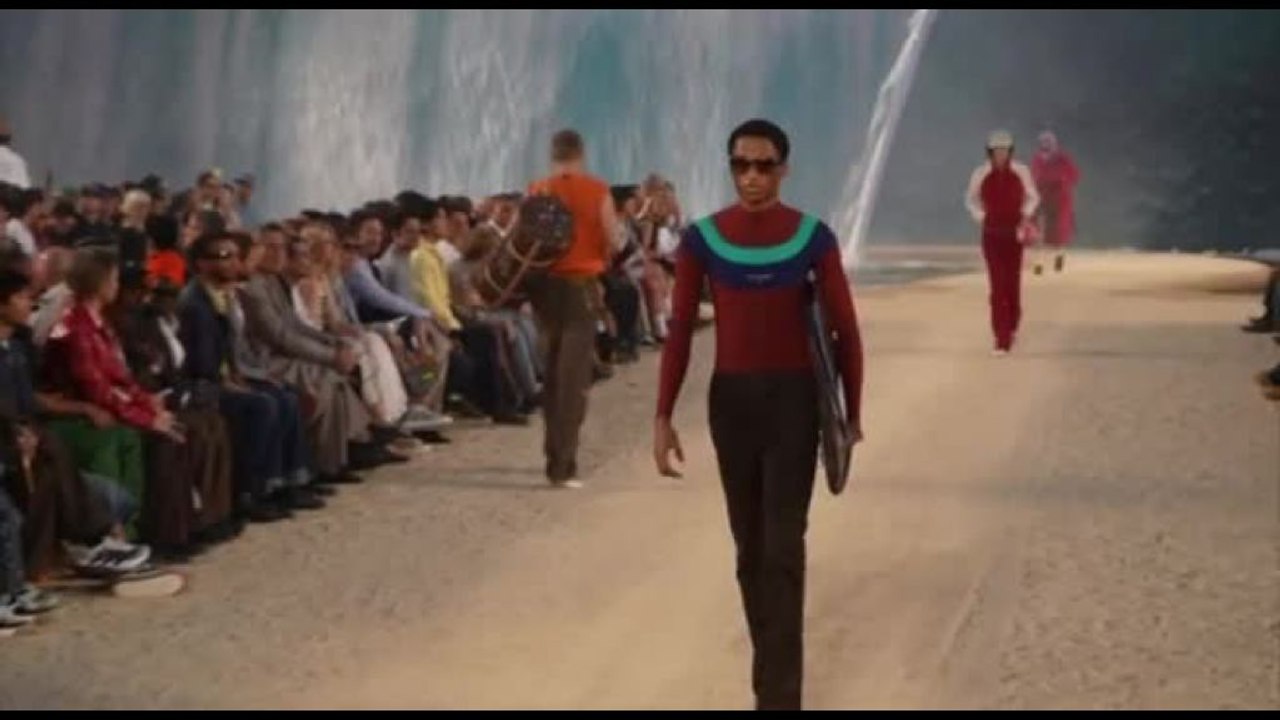 Parigi, con il caldo estremo Vuitton porta la moda al mare