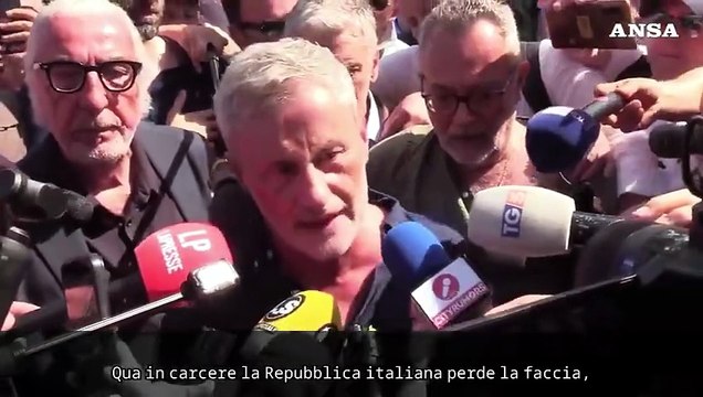 Alemanno esce da Rebibbia tra i cori: Io in cella da innocente