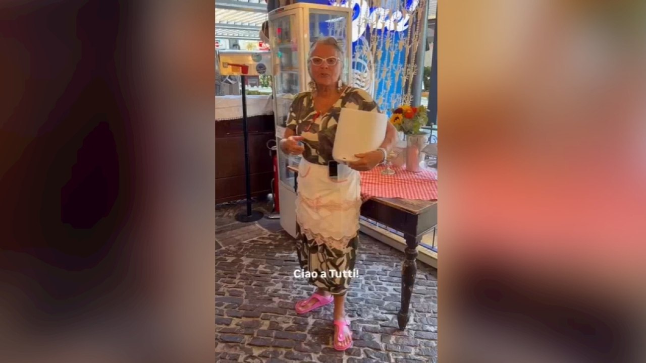 Strano furto da «Giuliana D'Ambrosio: prendono i fiori e lasciano il cestino dei rifiuti. «Venite a riprendervelo»