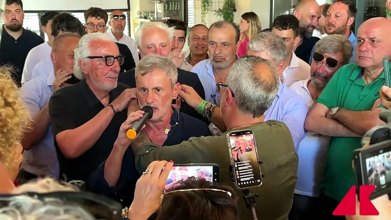 Dopo l’uscita dal carcere di Rebibbia, Alemanno rimette al collo la croce celtica