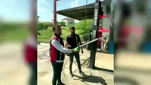 Kaputu açınca neye uğradığını şaşırdı! Motora giren yılan böyle çıkarıldı