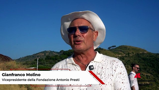 Gianfranco Molino al Rito della Luce a Fiumara d’Arte: “Il punto solstiziale della “Piramide - 38° parallelo” trovato grazie allo sportello di una 500”