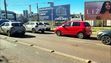Onix atinge traseira de Porsche na Avenida Tancredo Neves