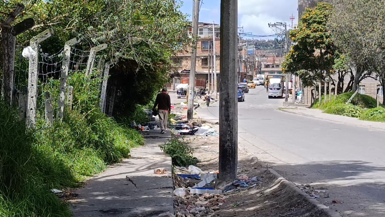 Denuncia ciudadana: basuras acumuladas cerca de un colegio en Suba