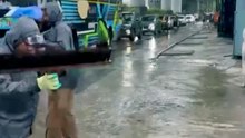 झाडूने पाणी ढकलत साठलेलं पाणी ढकललं, BMC कर्मचारी हे काय करतायत-_1
